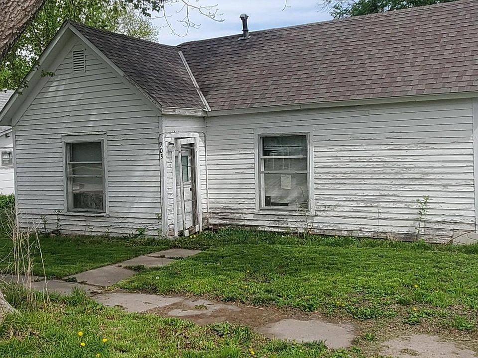 1st image of 903 Maple St