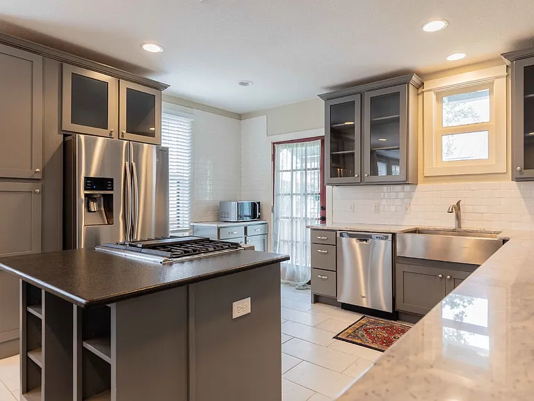 1121 E Crockett St — Photo 11