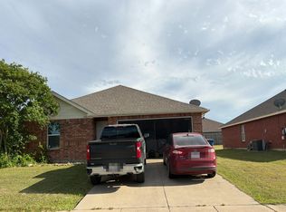 100 Pintail Ln, Sanger, TX 76266