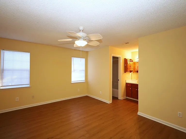 1727 Largo Cir — Photo 4