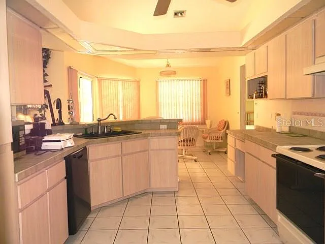 3 bed, 3.0 bath, 2065 sqft, $3,500 — Photo 2