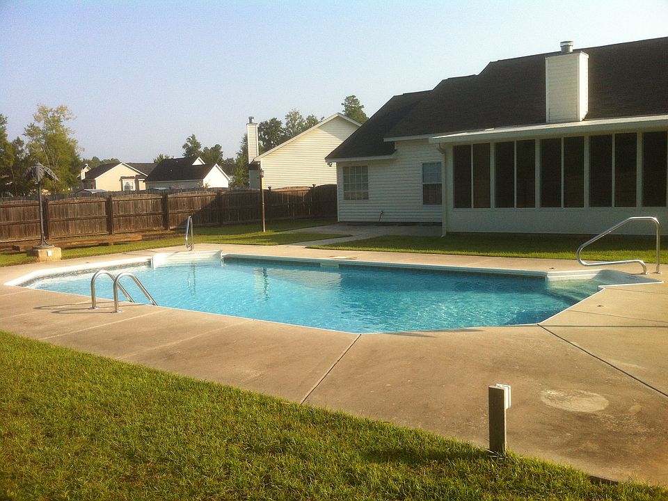 Pool / backyard