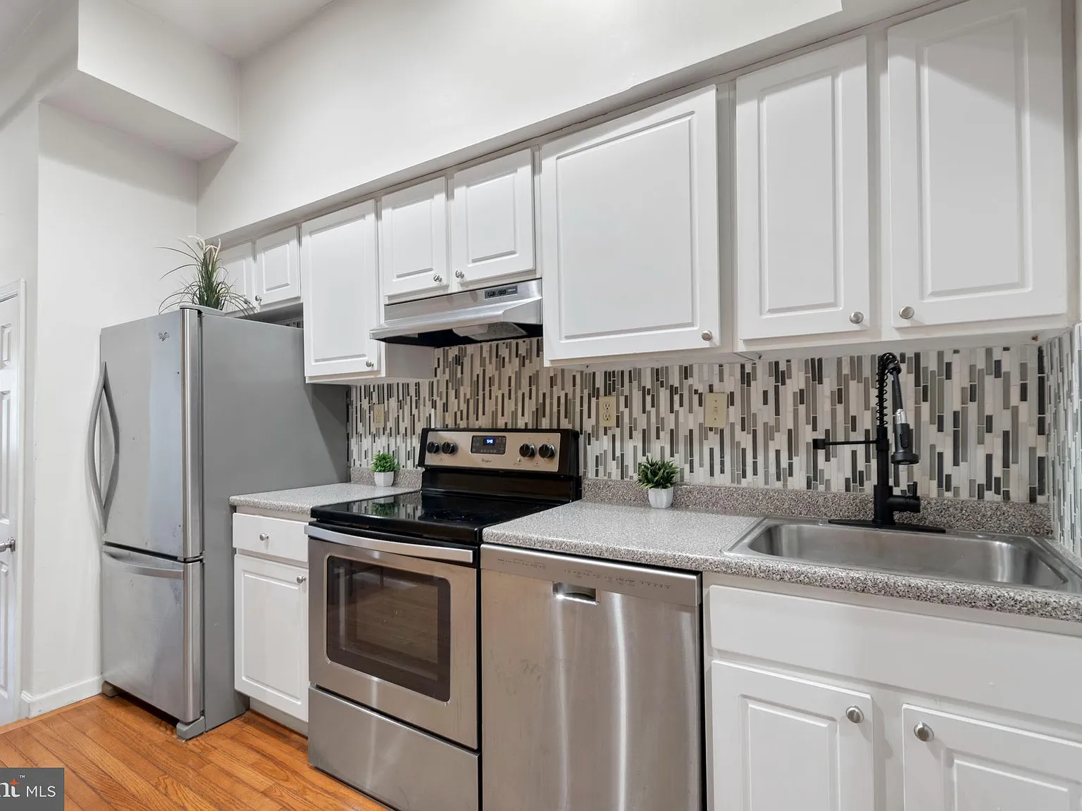 3 bed, 2.5 bath, 1740 sqft, $3,350 — Photo 2