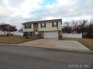34107 Sailboat Ct, Brighton, IL 62012