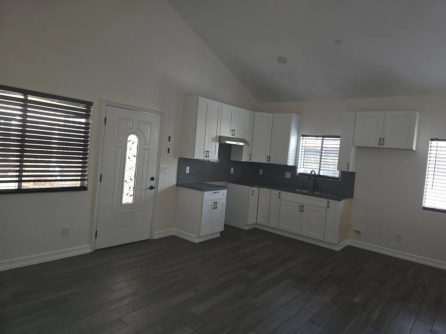2 bed, 725 sqft, $2,400 — Photo 2