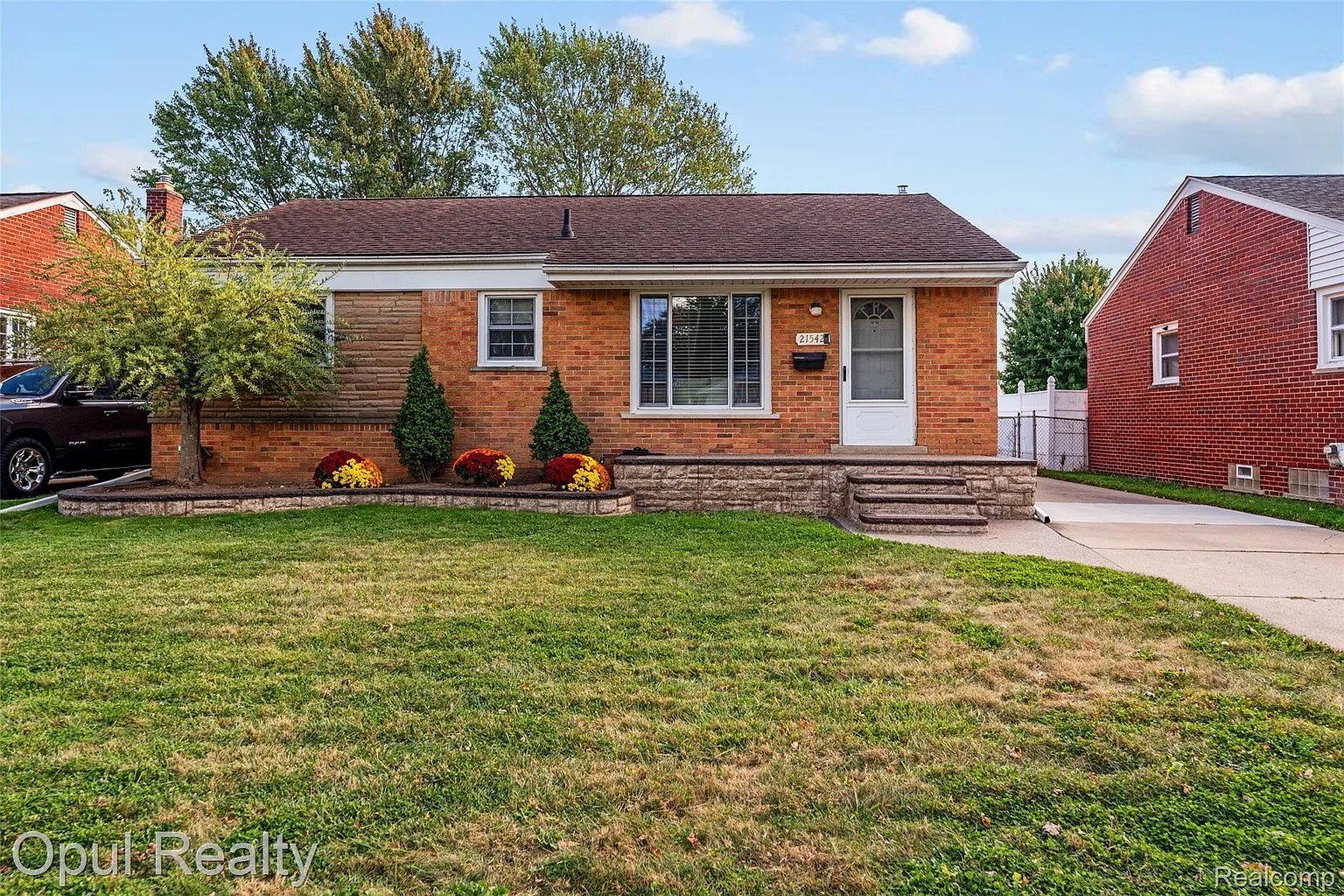 21542 Lakebreeze St photo 1