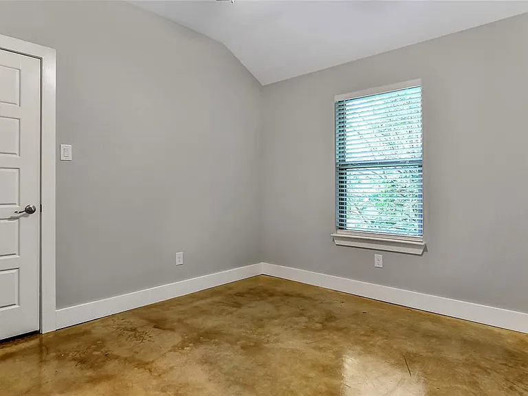 2205 N Hickory St — Photo 12