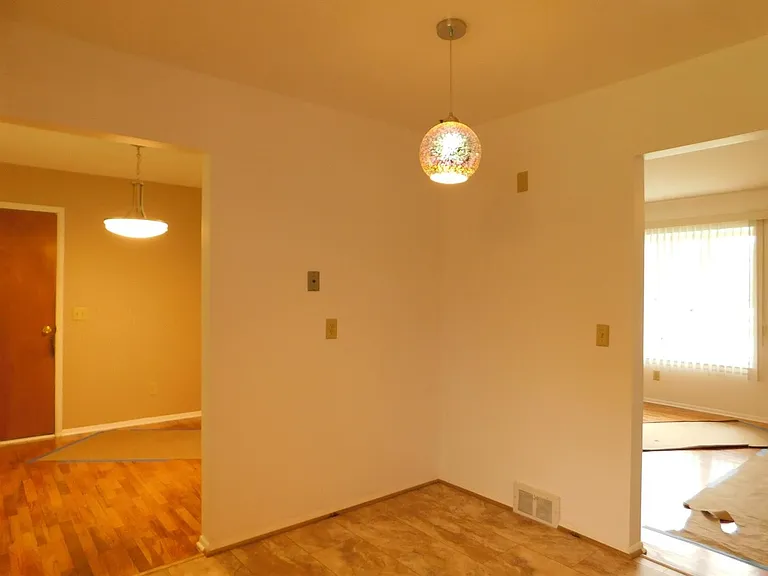 2831 Marshall St — Photo 2