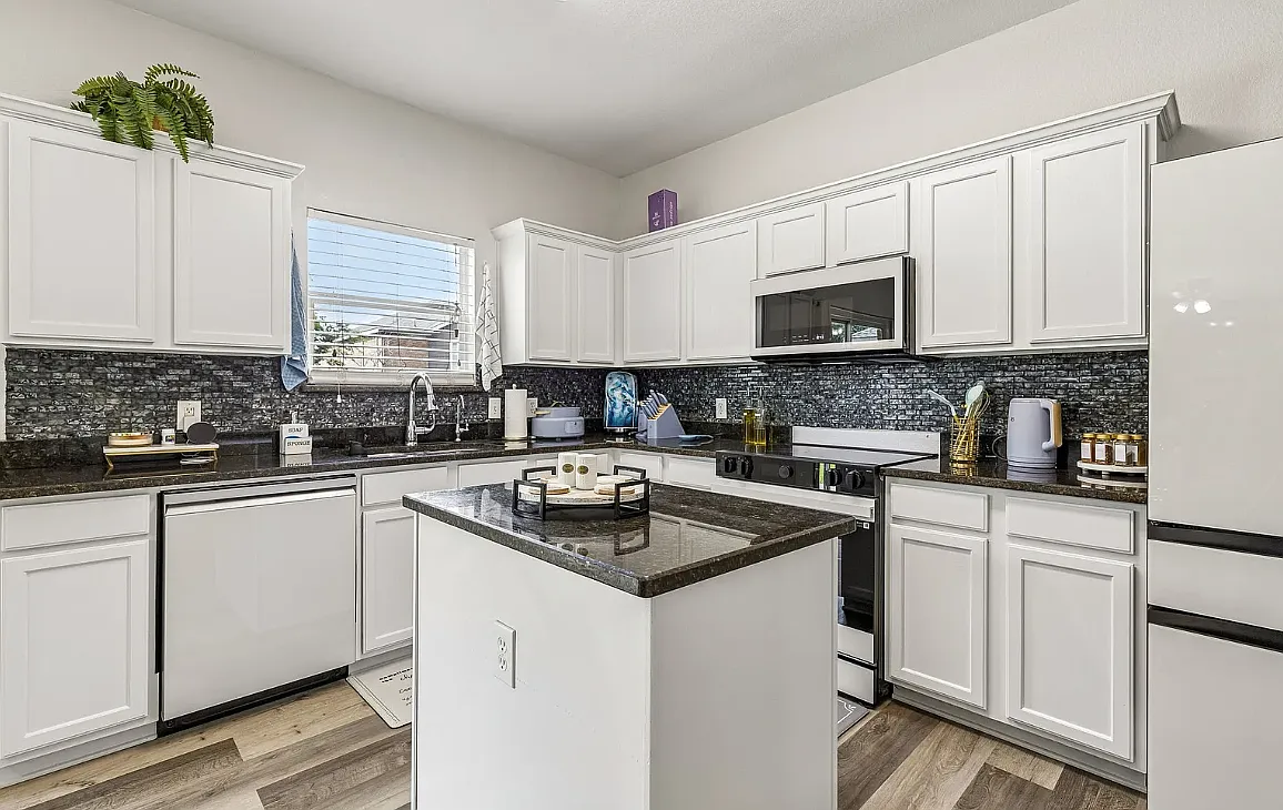 3 bed, 2208 sqft, $2,200 — Photo 3
