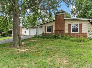 19 Cloverleaf Ln, Ballwin, MO 63011
