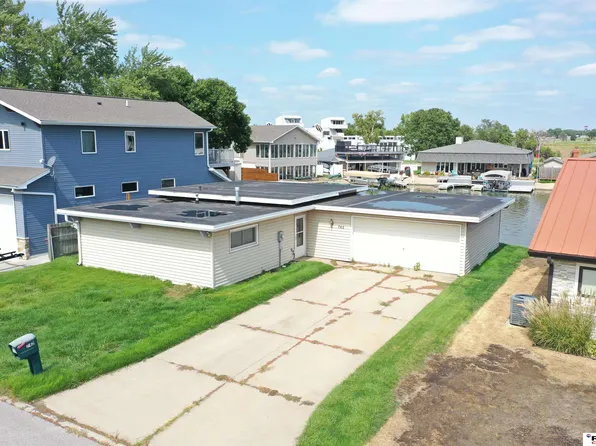 742 W Lakeshore Ct, Lincoln, NE 68528