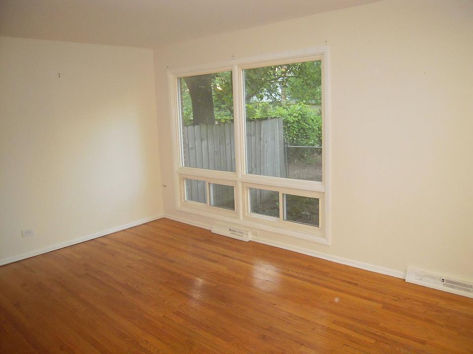 2nd image of 811 Hibbard Rd