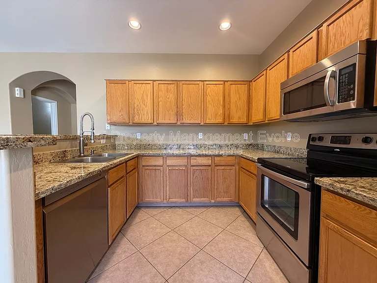 914 E Christine Pl — Photo 13