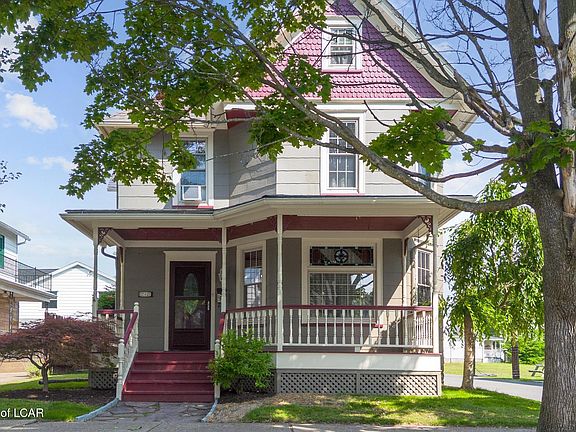 2nd image of 212 Warren St