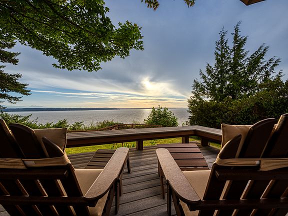 4th image of 28 Edgewater Dr