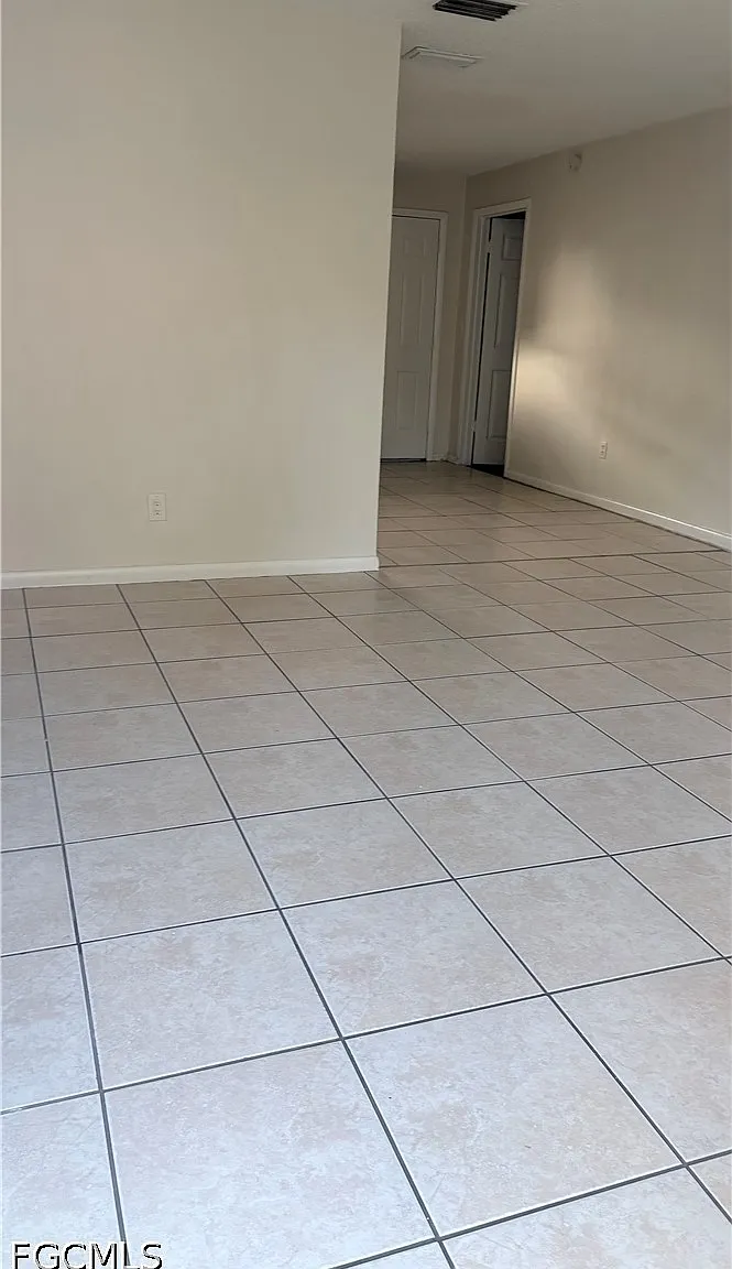 2 bed, 1.0 bath, 910 sqft, $1,050 — Photo 2