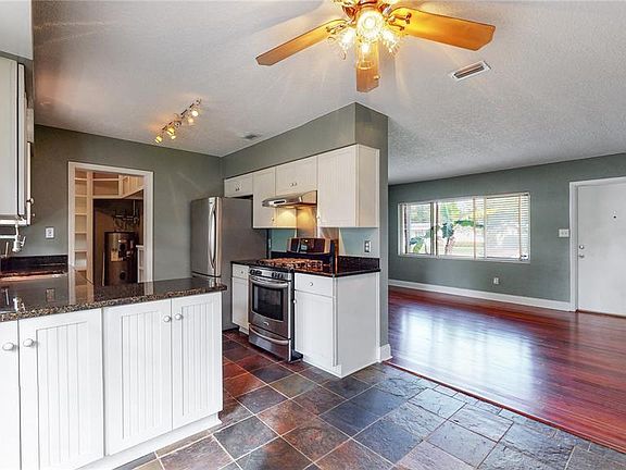 4th image of 3802 Surrey Dr