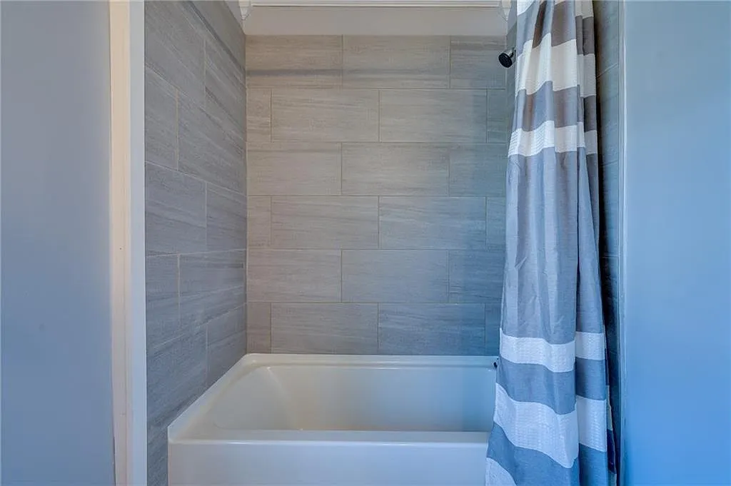 4 bed, 2.0 bath, 1776 sqft, $819 — Photo 2
