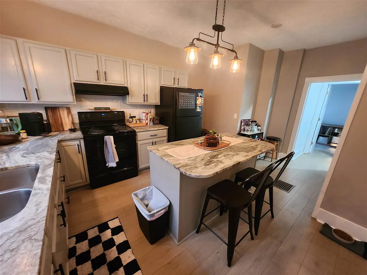 2 bed, 1.0 bath, 800 sqft, $1,900 — Photo 2