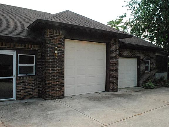 4th image of 820 Crystal Lake Dr