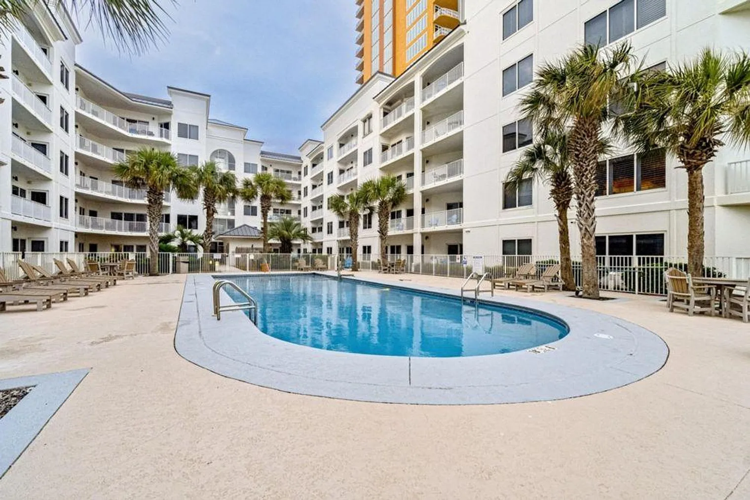 3 bed, 2.0 bath, 1689 sqft, $4,257 — Photo 2