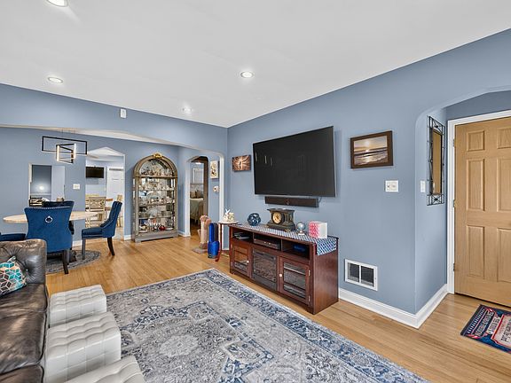 3rd image of 3406 N Oleander Ave