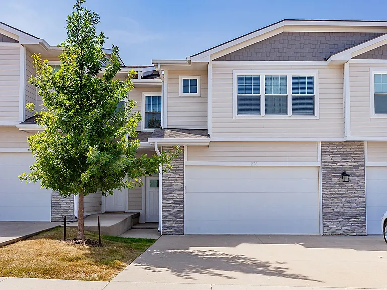 1508 NE Mocking Bird Ln — Photo 1