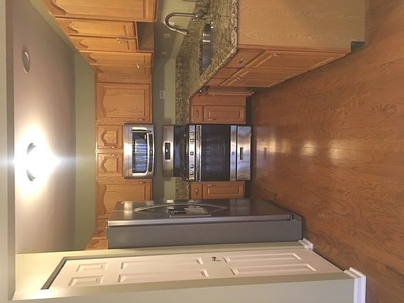 4th image of 940 Waterford Ln #940
