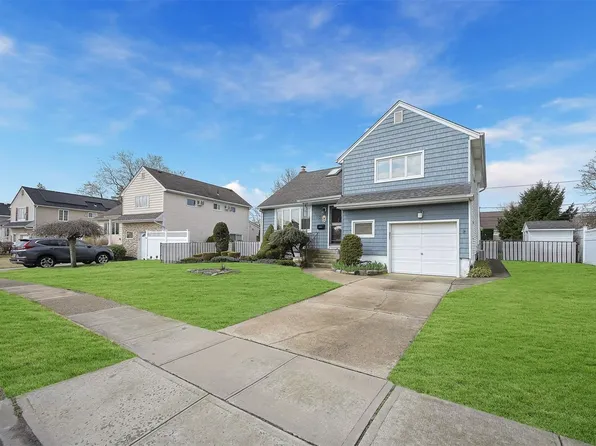 7 Sussex Avenue, Massapequa, NY 11758