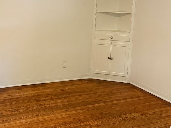 3rd image of 10907 Camarillo St #907