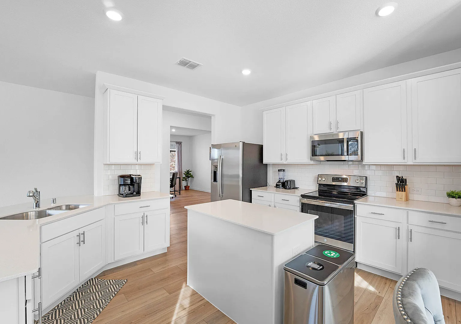New 4-bed, 2 bath, fully-furnished, serene, stylish, amenity-rich have — Photo 4