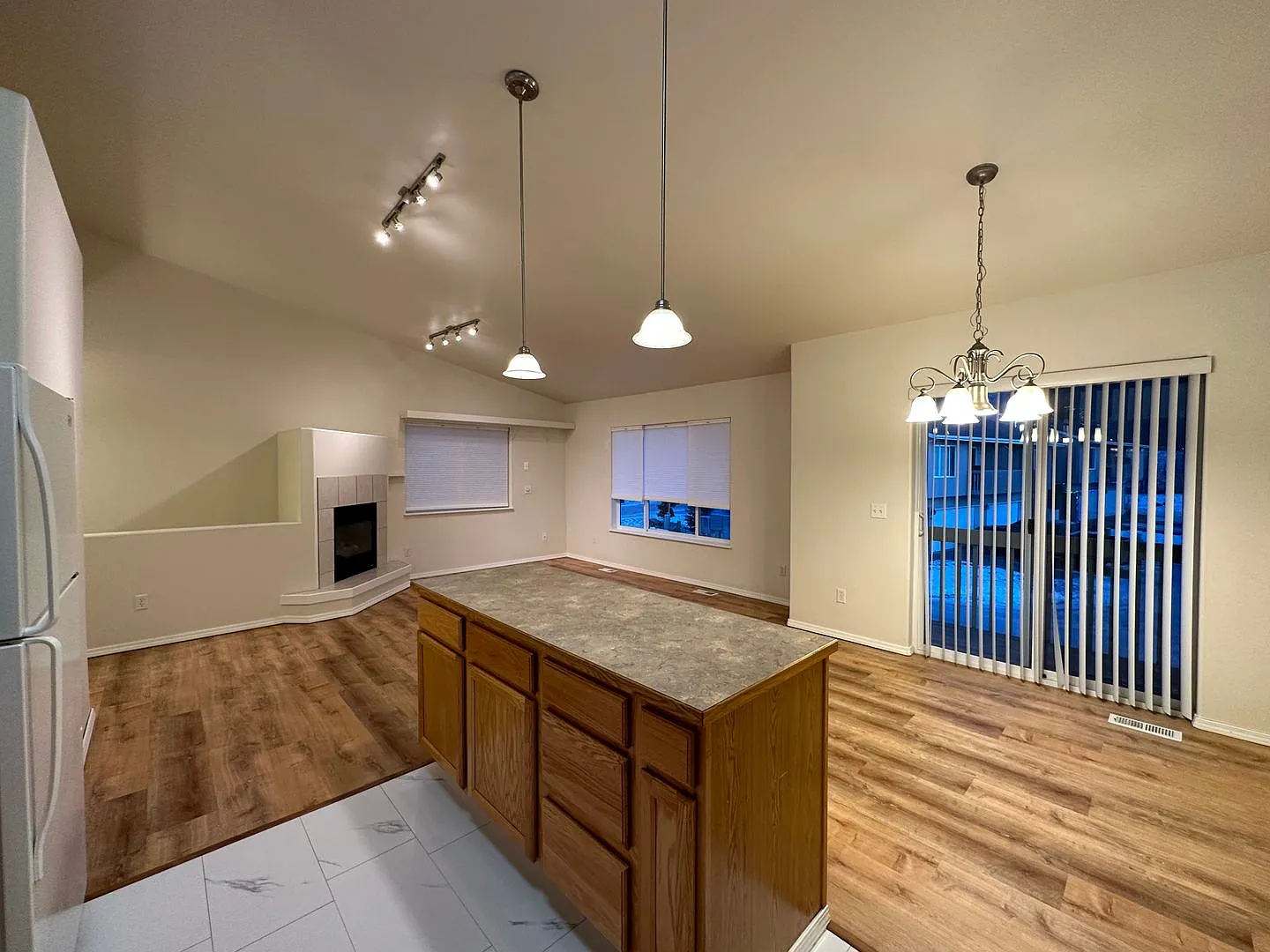 3 bedroom 2 bathroom 2 car garage in Eagle River! — Photo 3