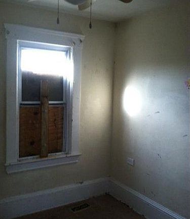 4th image of 978 E 131st St