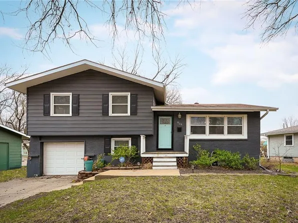 626 NW Kay Dr, Lees Summit, MO 64063