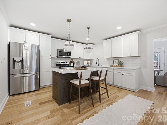 3rd image of 314 Dogwood Ln