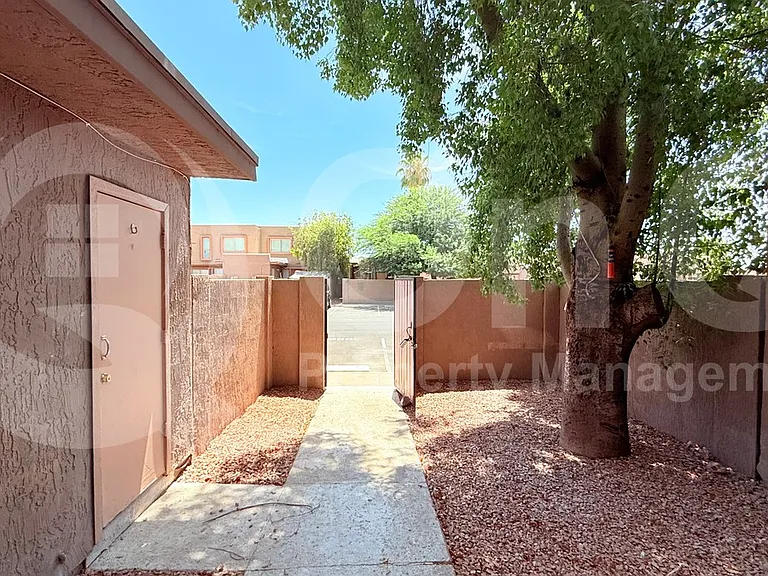 1442 N 53rd Dr — Photo 3