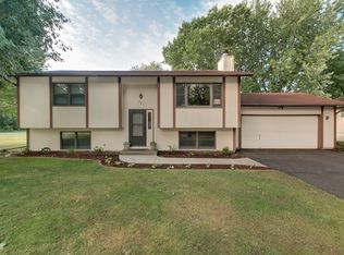 581 Saxony Cir, Chaska, MN 55318