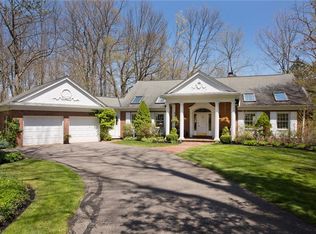 30 Windrush Dr, Moreland Hills, OH
