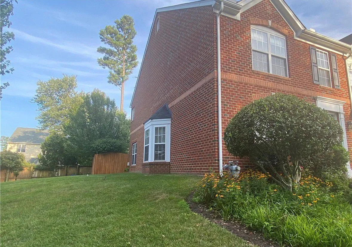 3 bed, 2.5 bath, 1860 sqft, $2,550 — Photo 2
