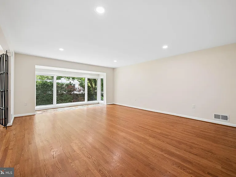7016 Hopewood St — Photo 12