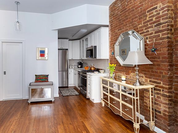 3rd image of 128 W 70th St APT 3
