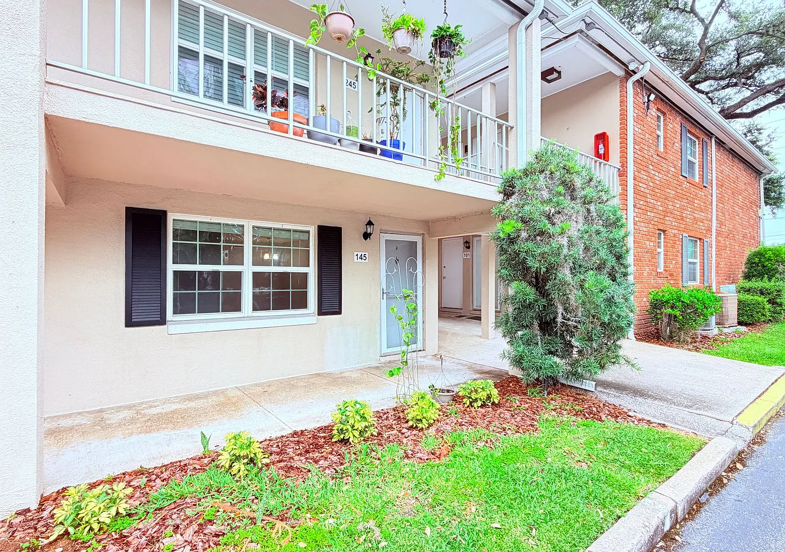 !Price Drop! Great Complex On Lake Killarney (Free Admin Fee) — Photo 1