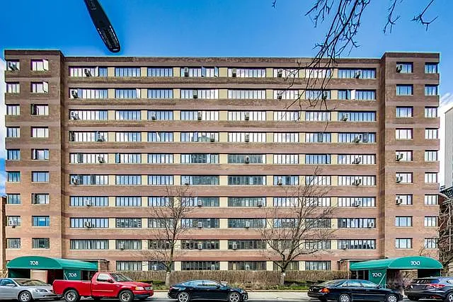708 W Bittersweet Pl #701 — Photo 1