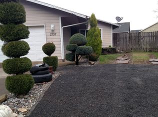 2757 Moonbeam Ct, Hubbard, OR 97032