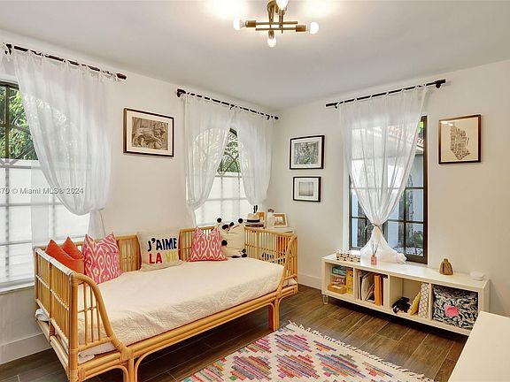 5th image of 1910 Hernando St