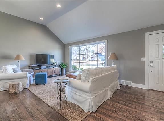 4th image of 6317 Milhaven Dr