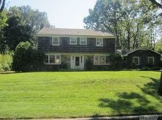 26 Blueberry Ln, Stony Brook, NY 11790