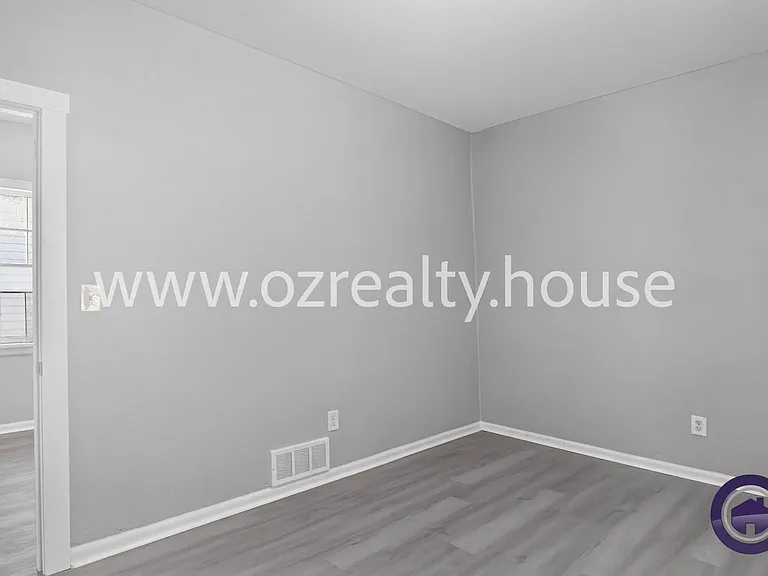 160 Bronson Ave — Photo 17