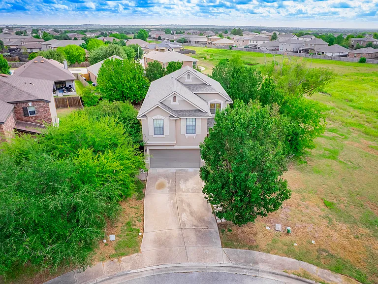 141 Clover Cv — Photo 2