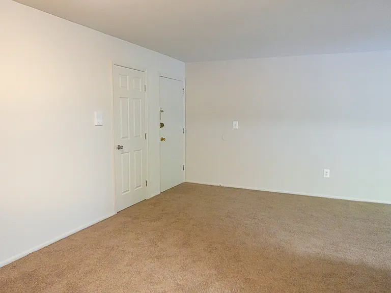 Edmondson Park Apartments — Photo 20